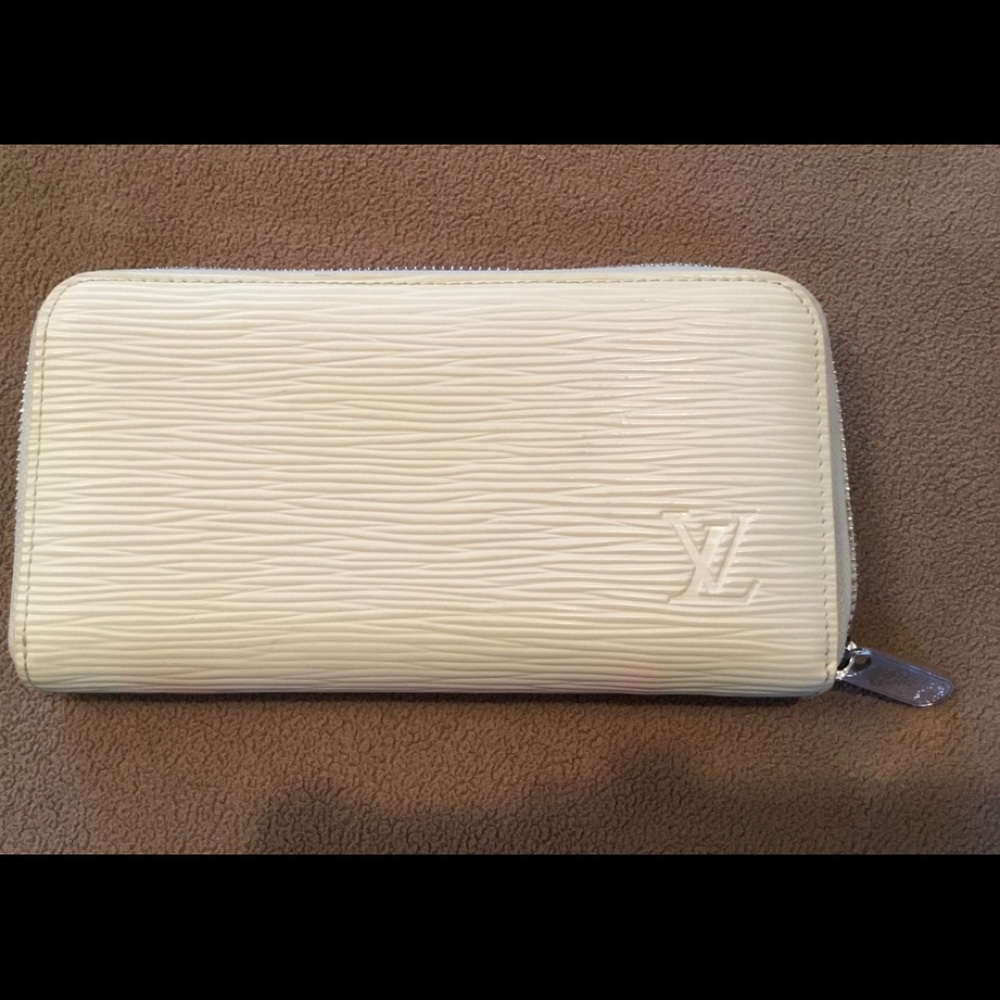 Louis Vuitton zippy wallet